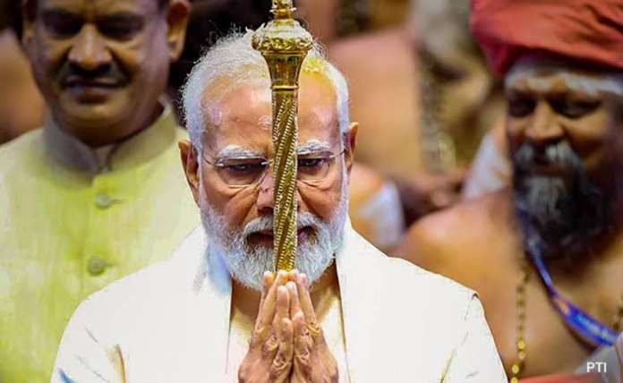 प्रधान मंत्री नरेंद्र मोदी सेंगोल